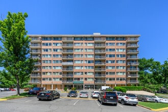 Boling Brook Towers in Alexandria, VA - Foto de edificio - Building Photo