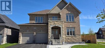 3027 Monarch Dr in Orillia, ON - Building Photo