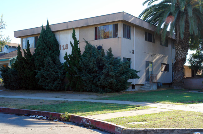 126 E Spruce Ave in Inglewood, CA - Foto de edificio - Building Photo