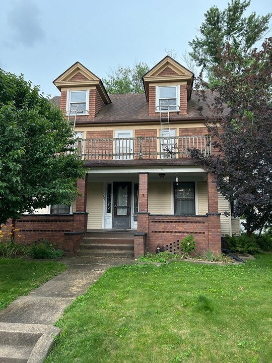 1725 Woodland Ave NW, Unit Upstairs 1725 in Canton, OH - Building Photo
