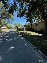 952 E Cedar St in Seguin, TX - Building Photo - Building Photo