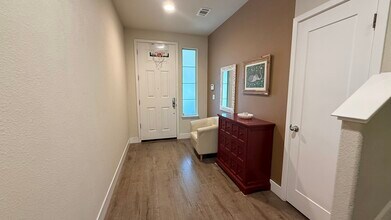 27 Rogers Ln in Pleasanton, CA - Building Photo - Building Photo