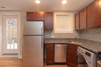 557 W Arlington Pl, Unit J08P in Chicago, IL - Building Photo - Building Photo