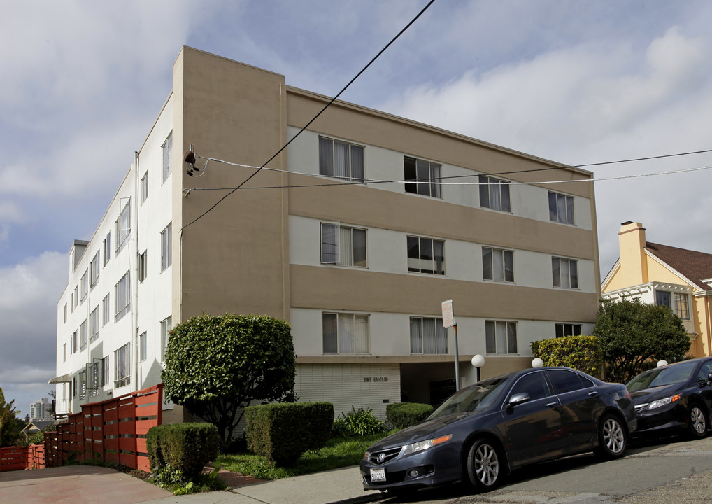 St. Lucia Apartments in Oakland, CA - Foto de edificio