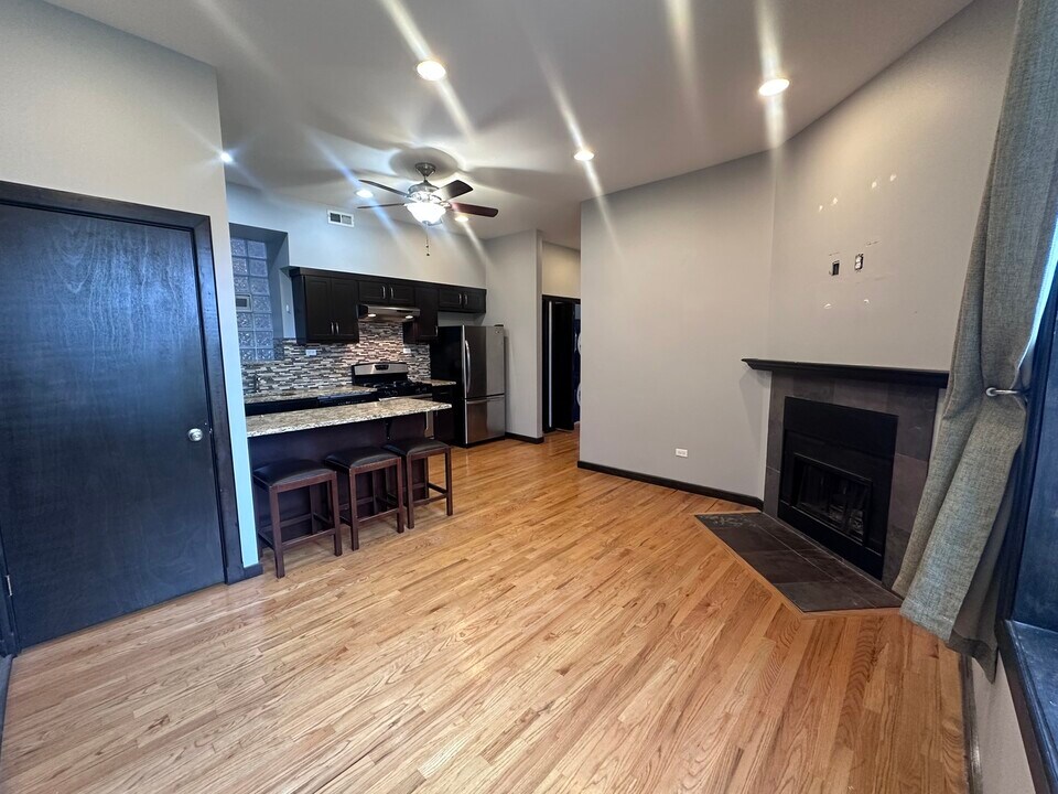 2452 W Iowa St in Chicago, IL - Building Photo