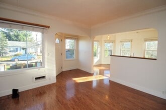 1005 NE 58th Ave in Portland, OR - Building Photo - Building Photo