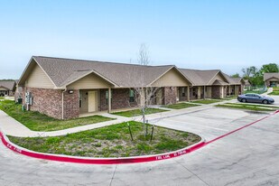 LakeRidge Villas in Ennis, TX - Building Photo