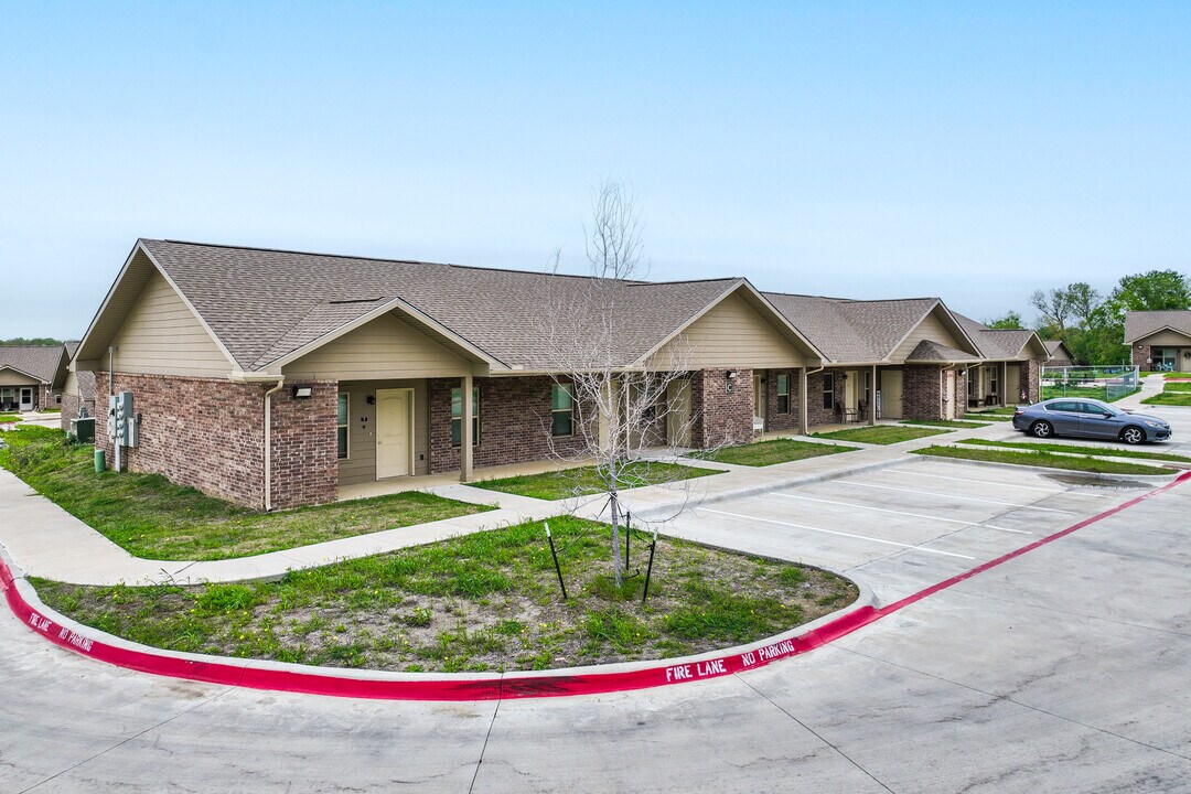 LakeRidge Villas in Ennis, TX - Building Photo