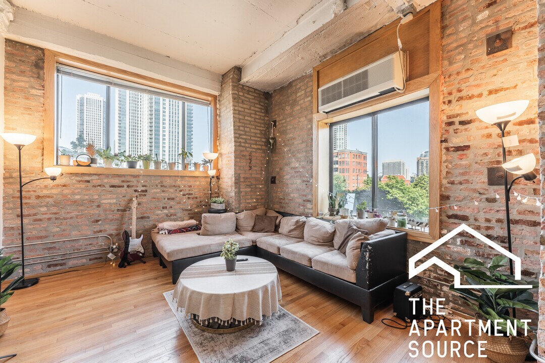 345 N Canal St, Unit 304 in Chicago, IL - Building Photo