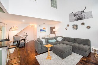 216 16th Pl in Costa Mesa, CA - Building Photo - Building Photo