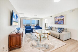 6849 Grenadier Blvd in Naples, FL - Foto de edificio - Building Photo