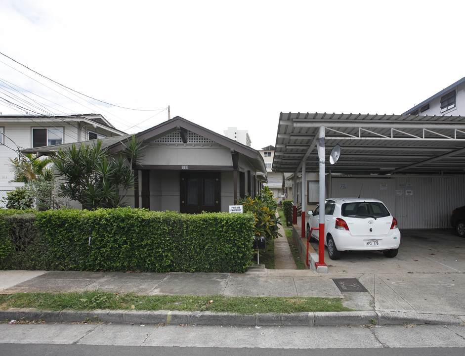 909-911 McCully St in Honolulu, HI - Building Photo