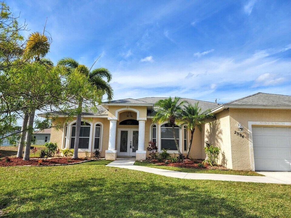 2394 SW Kent Cir in Port St. Lucie, FL - Foto de edificio