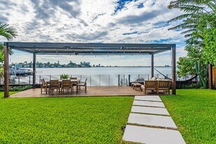 8 Century Ln in Miami Beach, FL - Building Photo