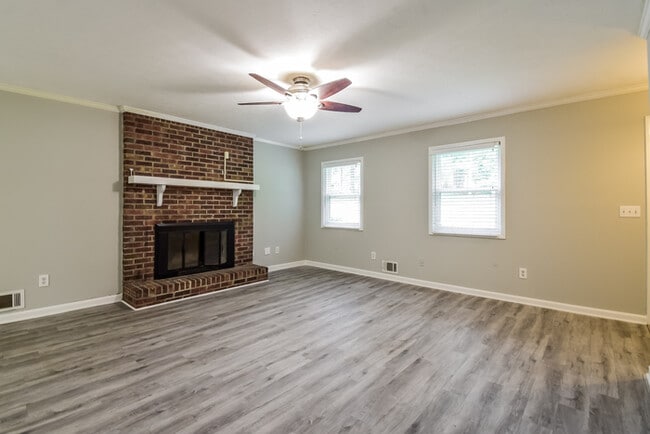 310 Victoria Dr in Ellenwood, GA - Building Photo - Building Photo