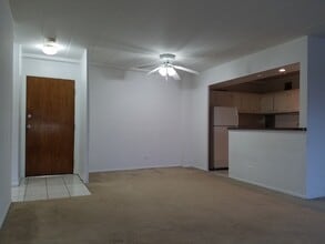 1447 W Touhy Ave, Unit 302 in Chicago, IL - Foto de edificio - Building Photo