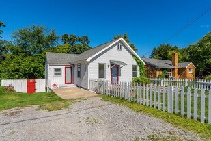 1886 Beechford Ave in Coraopolis, PA - Building Photo