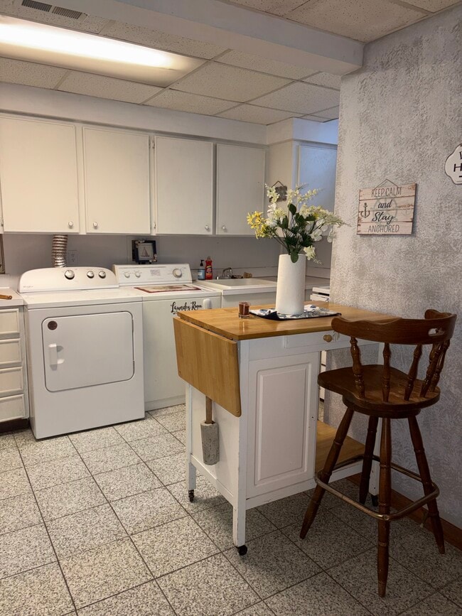 7230 Fox Meadow Dr NE, Unit Private Apt 950 sq ft