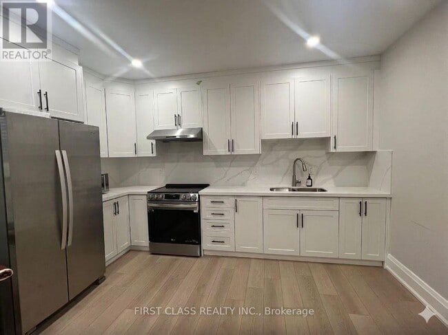 107 Lankin Blvd in Toronto, ON - Building Photo - Building Photo