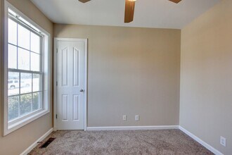 1046 Red Apple Ct in Clarksville, TN - Building Photo - Building Photo