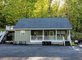 450 Oscawana Lake Rd in Putnam Valley, NY - Building Photo