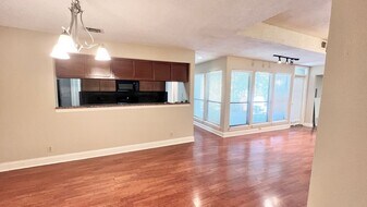 1910 Robbins Pl in Austin, TX - Building Photo