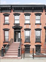 436 Pulaski St, Unit 1 in Brooklyn, NY - Building Photo