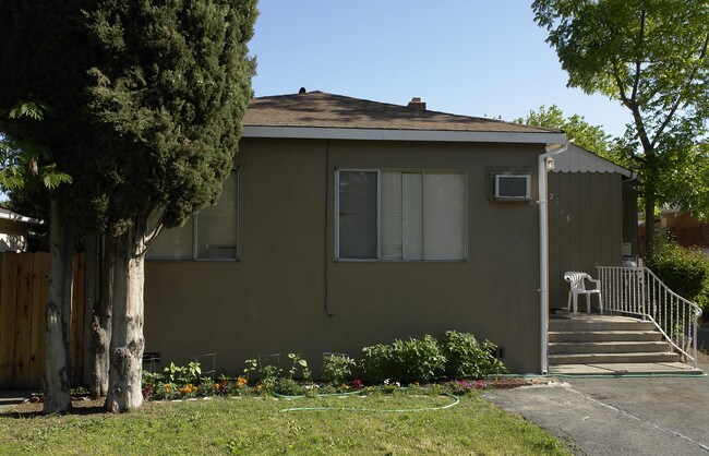 2745 Concord Blvd in Concord, CA - Foto de edificio - Building Photo