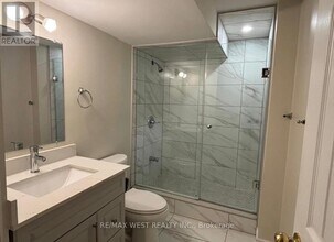 4 Dantek Ct in Brampton, ON - Building Photo - Building Photo