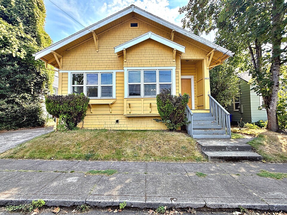 4612 SE Taylor St in Portland, OR - Building Photo