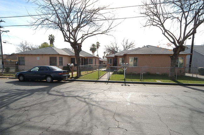 241-247 E 16th St in San Bernardino, CA - Foto de edificio - Building Photo