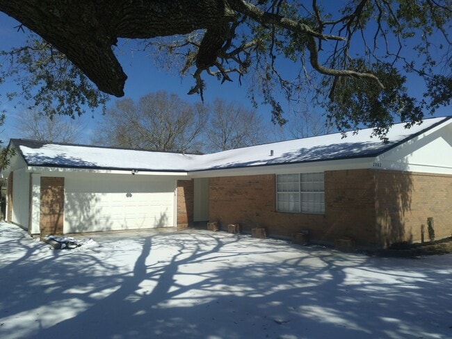 property at 2002 Glenhaven St