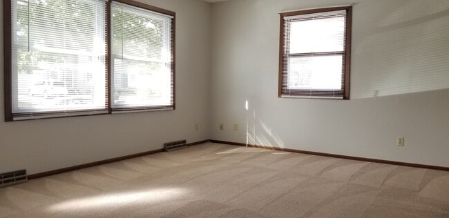 1527 Linda Dr in Cedar Falls, IA - Building Photo - Building Photo