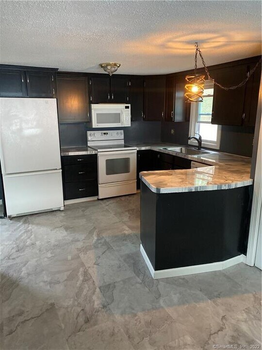 15 Bradley St in Naugatuck, CT - Building Photo