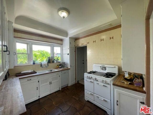 property at 2610 S Halm Ave