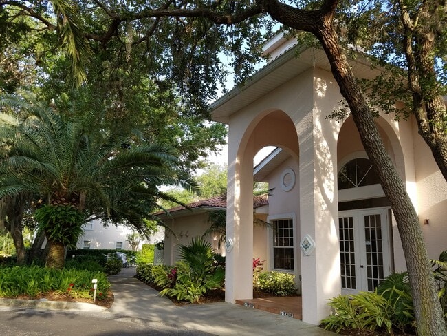 4240 Central Sarasota Pky, Unit 624 in Sarasota, FL - Foto de edificio - Building Photo