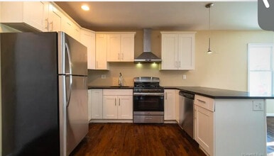 196 Fairview Ave, Unit # 1 in Bridgeport, CT - Building Photo - Building Photo