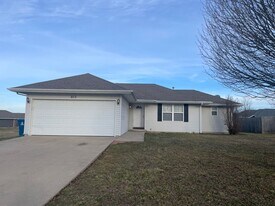 103 Spruce Ave in Clever, MO - Building Photo