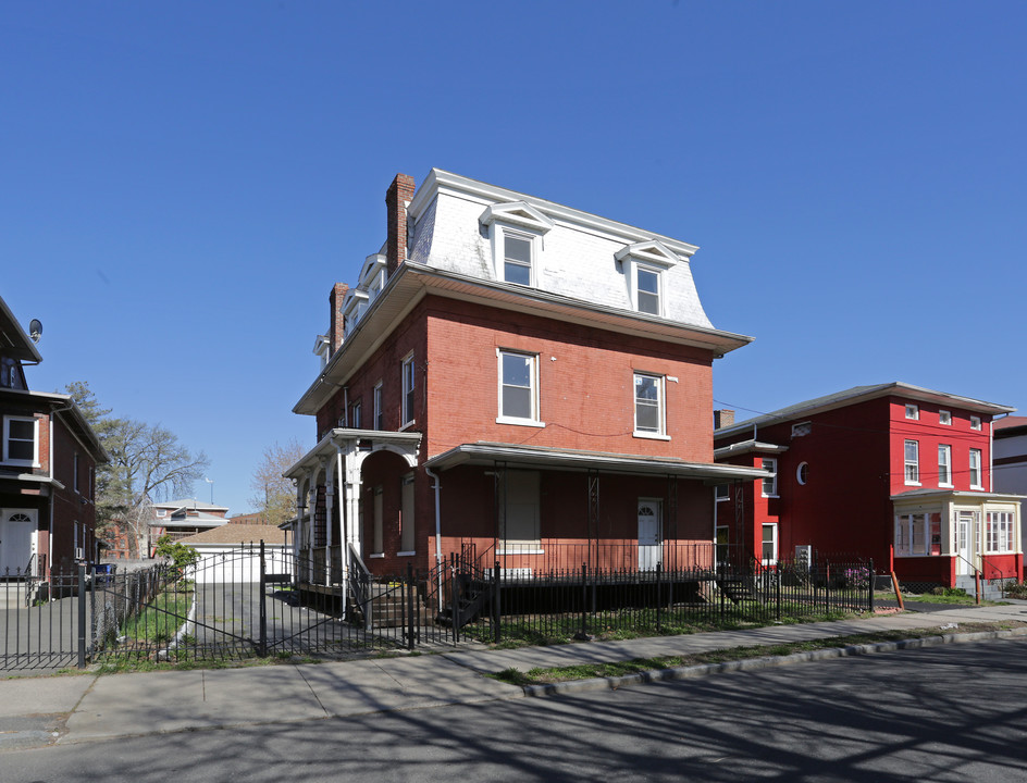 63 Wadsworth St in Hartford, CT - Foto de edificio