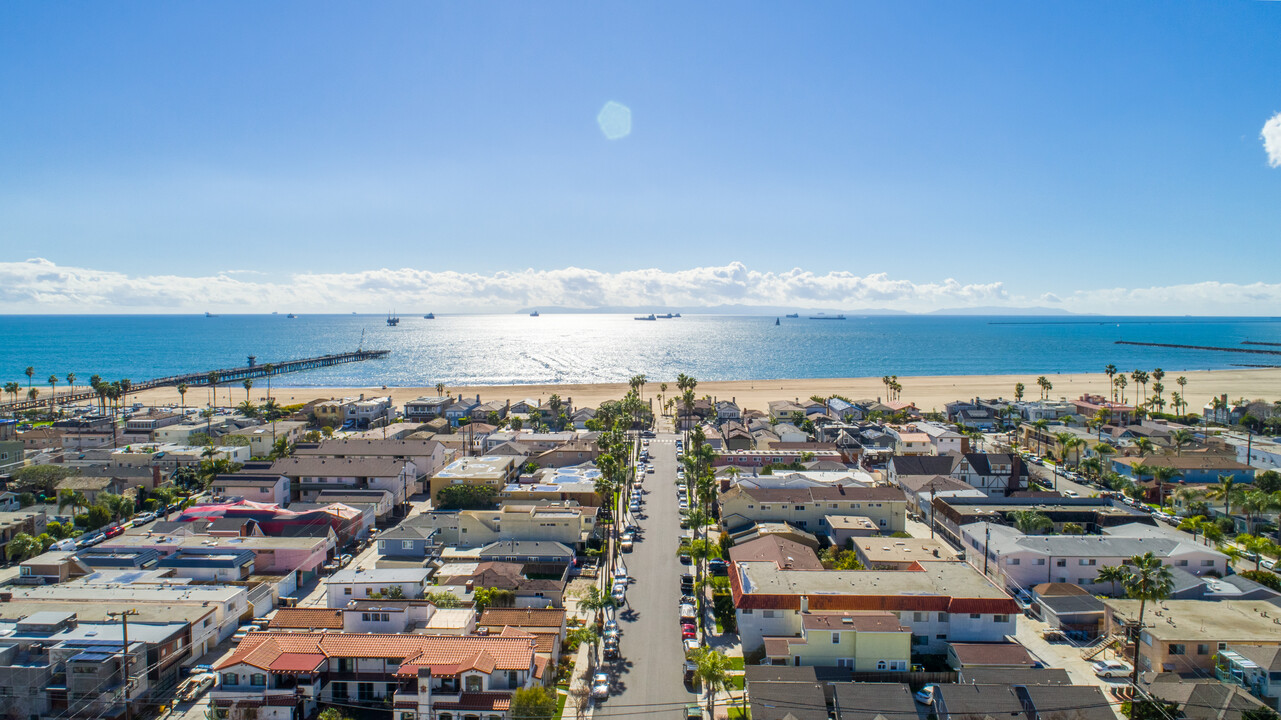 322 17th St in Seal Beach, CA - Building Photo