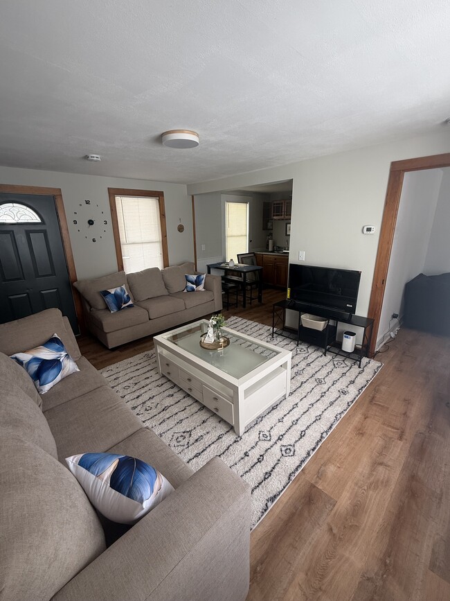 160 Main St in Broad Brook, CT - Foto de edificio - Building Photo