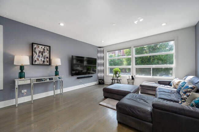 1629 S Miller St, Unit 1S in Chicago, IL - Building Photo - Building Photo