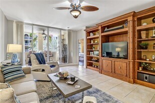 401 Bayfront Pl in Naples, FL - Building Photo