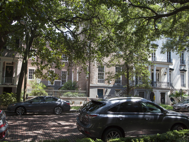 120 W Jones St in Savannah, GA - Foto de edificio - Building Photo