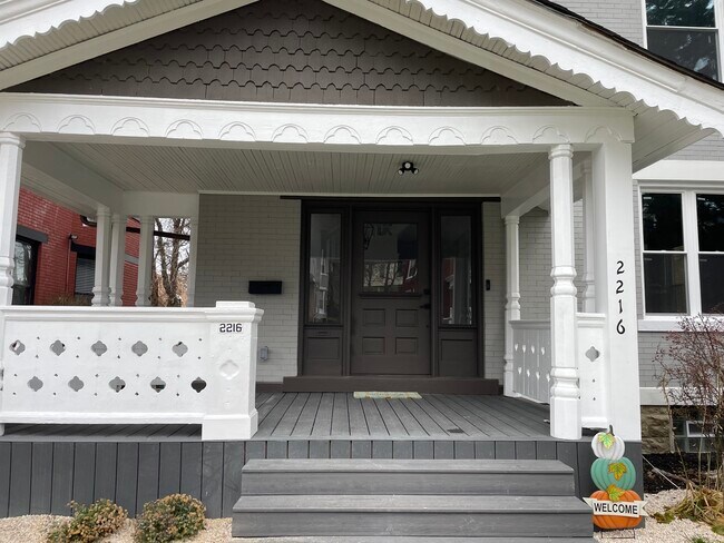2216 Burnet Ave in Cincinnati, OH - Building Photo - Building Photo