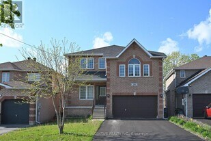28 Silvercreek Crescent in Barrie, ON - Building Photo