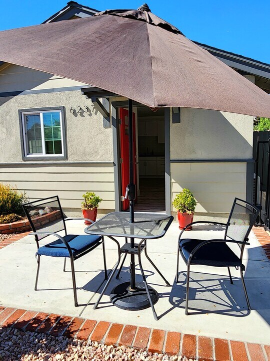 6235 Aura Ave, Unit 6237 in Tarzana, CA - Foto de edificio