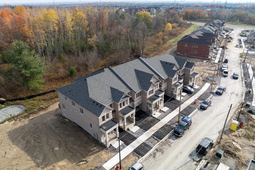 Albatross Ln in Pickering, ON - Building Photo