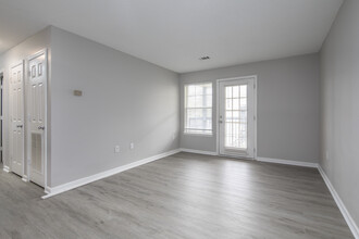 Summer Tree Apartments in Dothan, AL - Building Photo - Interior Photo