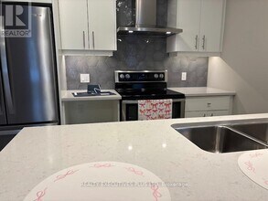 38 Thatcher Dr in Guelph, ON - Building Photo - Building Photo